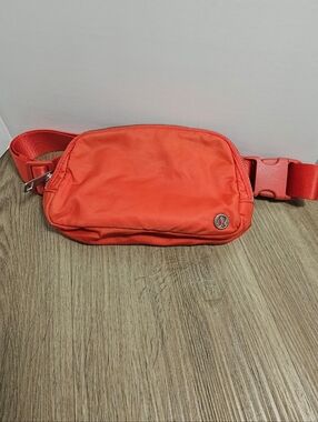 Lululemon Everywhere Belt Bag 1L - Hot Heat